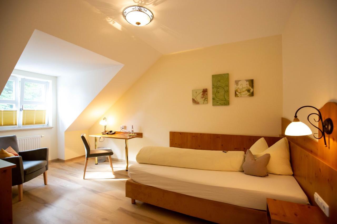 Gasthaus Und Hotel Goettler Josef Rumeltshausen Bagian luar foto