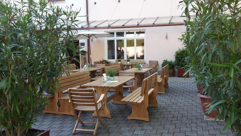 Gasthaus Und Hotel Goettler Josef Rumeltshausen Bagian luar foto